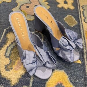 Gianni Bini Women's Blue Bow Heels
